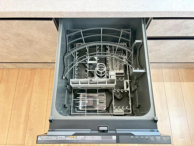 食器洗浄乾燥機を標準装備。作動中は他の家事を並行して進めることができ、家事の時短と負担軽減につながります。高温、高圧水流で洗浄するため、除菌・消臭効果が期待でき、衛生面での安心感が高まります。また、手