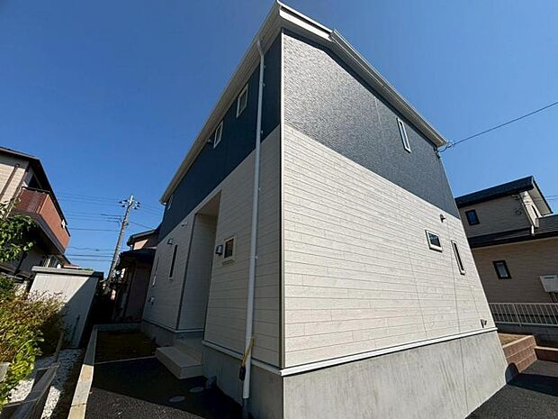 主張し過ぎないシャープなフォルムで佇む邸宅は、完成形の姿を見せてくれます。