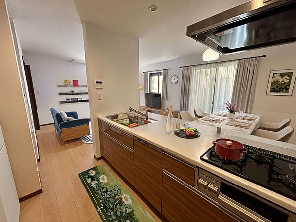 料理の幅を拡げてくれる三口コンロの使いやすいシステムキッチンを採用。ワイドなカウンターで、将来お子様と一緒にお料理をするときも重宝します。※設置してある家具等はCG画像となります。