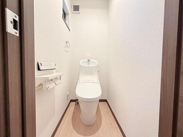 清潔感溢れるトイレ。落ち着いた空間で安らぎのひとときをお過ごしいただけます。