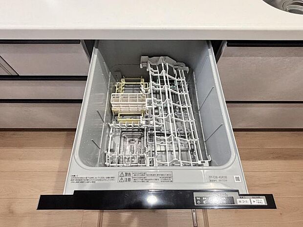 ビルトイン食洗機は、作業台が広く使え、見た目もスッキリ。節水や節電機能も充実して奥様の家事の手助けをしてくれます。
