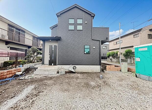 素材の持つ独特な存在感により「永く住み続ける住まい」にふさわしい住宅が完成しました。