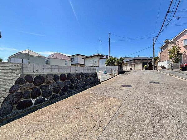 現地に接道する道路は6.5mのゆったり幅。毎日のお車の出し入れもストレスなく行えます。（2026年5月撮影）