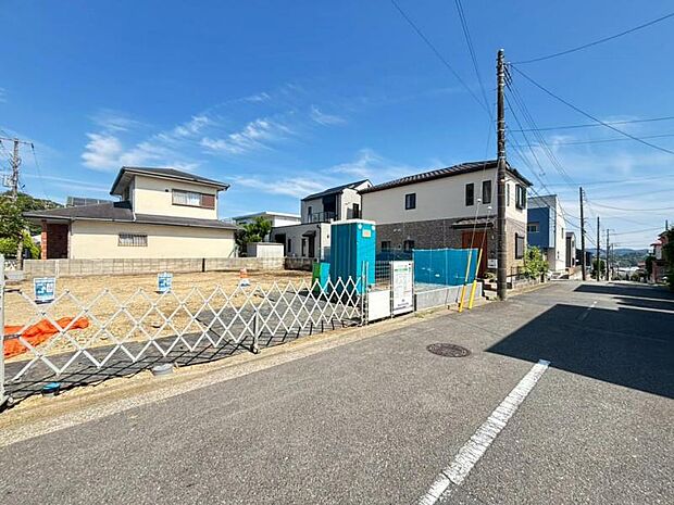 前面道路は6ｍ以上ございます。毎日のお車の出し入れもストレスなく行えます。（2026年6月撮影）