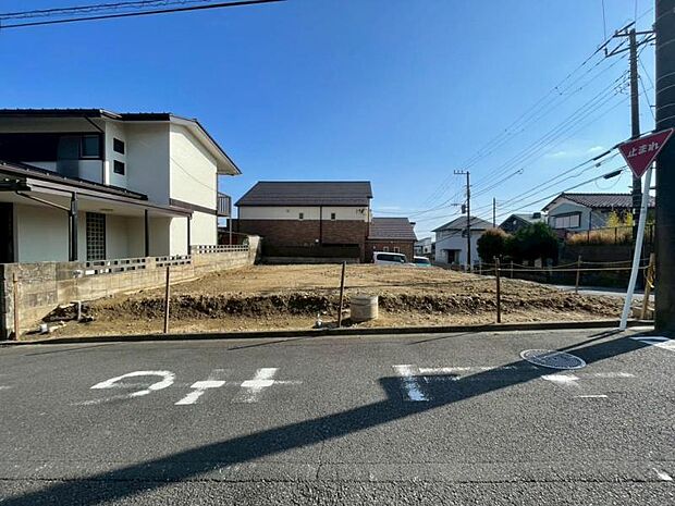 前面道路は6m以上ございます。毎日のお車の出し入れもストレスなく行えます。(2026年3月撮影)