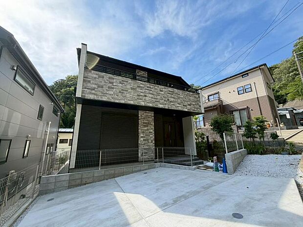 ご両親や友人・知人が訪ねてきても大丈夫。駐車スペース2台分(車種による)を確保してあります。
