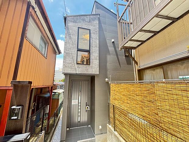 街に溶けこみ美しい景観を生み出すこの邸宅は、採光や風通しまで考え抜いて造りあげました。