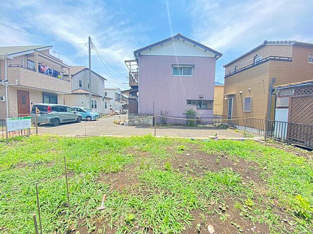 お住まいの前を通るのはご近所さんだけなので、静かな住環境でお過ごし頂けます。(2026年6月撮影)