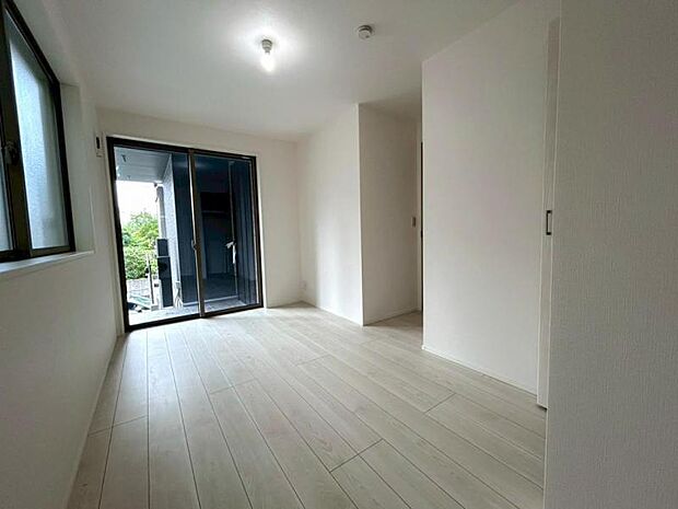大きな窓からたっぷりと陽光が注がれる明るい空間。自由度が高いので家具のレイアウトでお好みの空間を創りだせます。