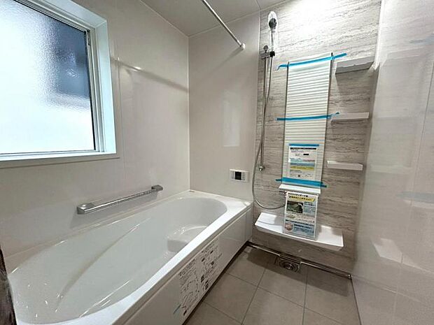 1日の疲れを癒してくれる広々とした浴室は癒しの空間。半身浴も楽しめるバスタブが心地よさをもたらします。