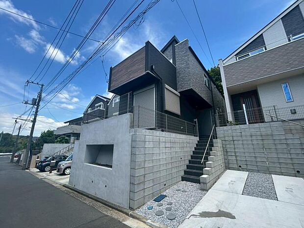 建物につながる駐車スペース。重いものの、荷物の出し入れも安心です。