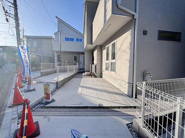 建物につながる駐車スペース。重いものの、荷物の出し入れも安心です。