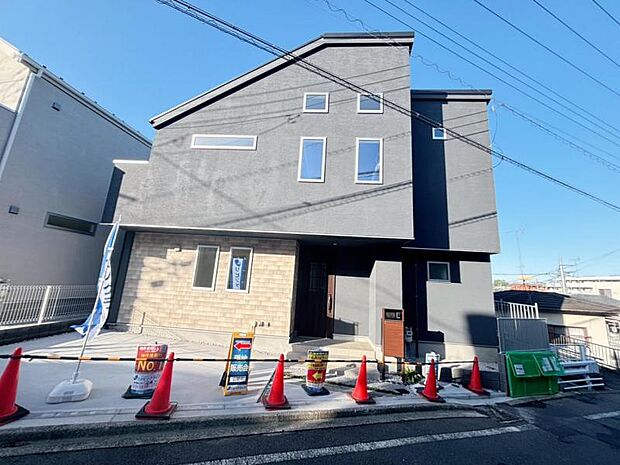 素材の持つ独特な存在感により「永く住み続ける住まい」にふさわしい住宅が完成しました。