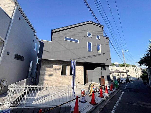 前面道路は約4ｍございます。毎日のお車の出し入れもストレスなく行えます。