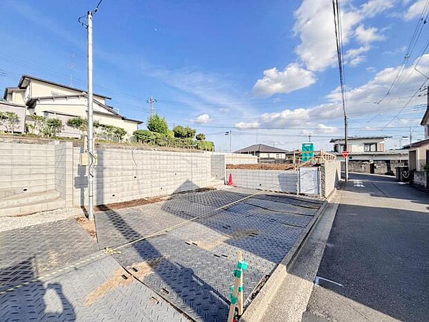 前面道路は約4.6mございます。毎日のお車の出し入れもストレスなく行えます。(2026年5月撮影)
