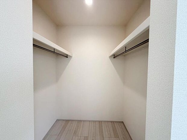 たくさんの洋服をかけることができる収納力と取り出しやすさが魅力のWIC。スーツケース、ストック品など何でも収納できる嬉しい空間です。