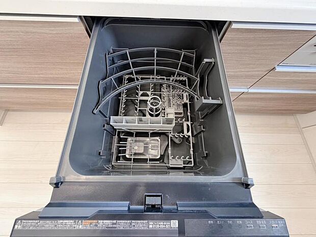 食器洗浄乾燥機を標準装備。作動中は他の家事を並行して進めることができ、家事の時短と負担軽減につながります。高温、高圧水流で洗浄するため、除菌・消臭効果が期待でき、衛生面での安心感が高まります。また、手