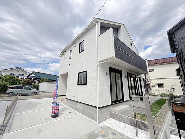 ご両親や友人・知人が訪ねてきても大丈夫。駐車スペース2台分(車種による)を確保してあります。