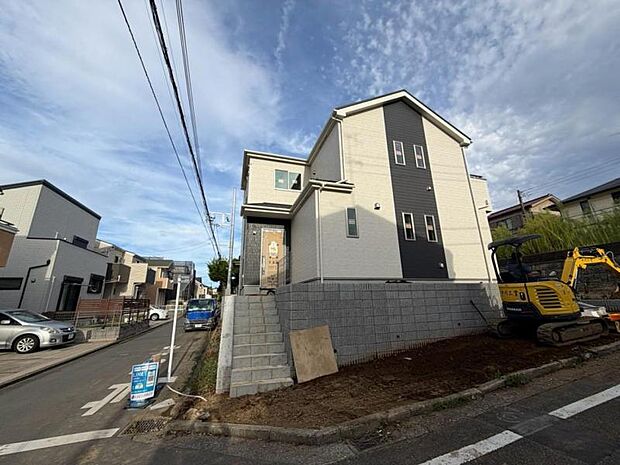 前面道路が広く、間口もゆったり。駐車が苦手なママもらくらく停められます。