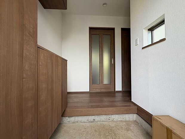 雑多な玄関でなくスッキリ空間としての家の顔にできるよう設計しました。