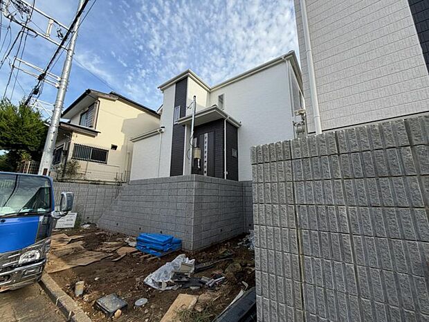 街に溶けこみ美しい景観を生み出すこの邸宅は採光や風通しまで考え抜いて造りあげました。