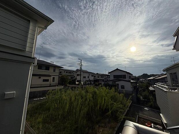 季節による景色の変化を日常の生活と共に感じてください。