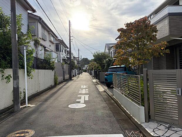 お住まいの前を通るのはご近所さんだけの閑静な道です。静かな住環境を叶えられます。