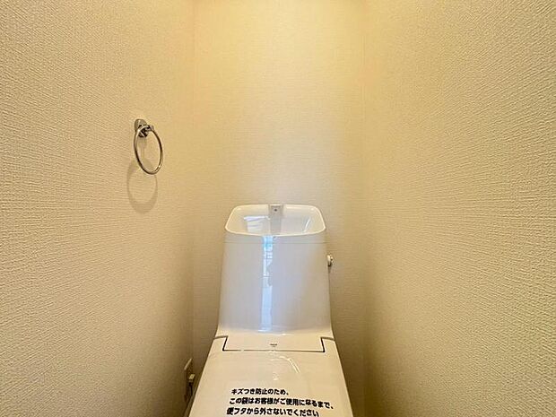 清潔感溢れるトイレ。落ち着いた空間で安らぎのひとときをお過ごしいただけます。