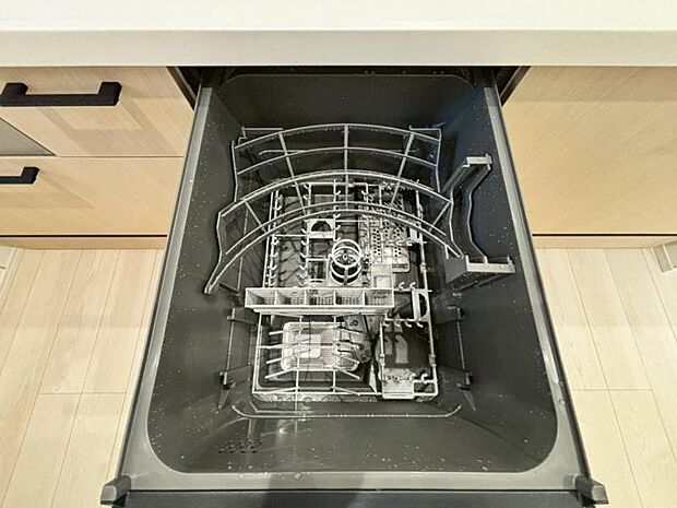 食器洗浄乾燥機を標準装備。作動中は他の家事を並行して進めることができ、家事の時短と負担軽減につながります。高温、高圧水流で洗浄するため、除菌・消臭効果が期待でき、衛生面での安心感が高まります。また、手