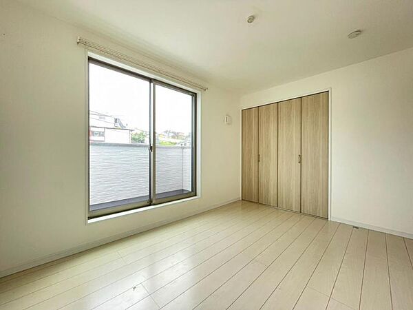 大きな窓からたっぷりと陽光が注がれる明るい空間。自由度が高いので家具のレイアウトでお好みの空間を創りだせます。（2026年9月撮影）