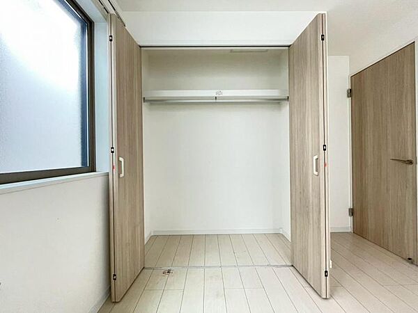 各居室にクローゼットがあり、洋服ダンスなどを置く必要がないのでお部屋を広く使えます。（2026年9月撮影）