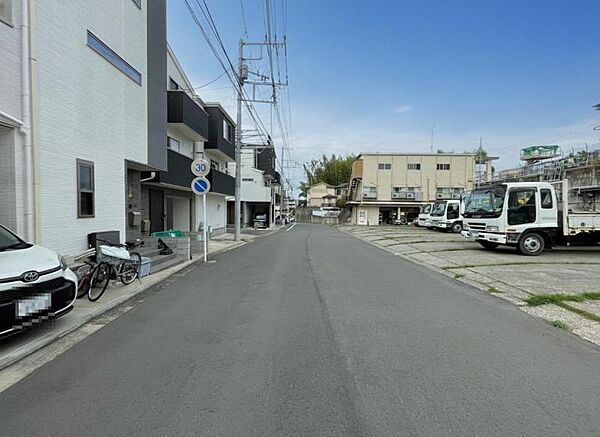 周辺環境や街並みなど、図面だけでは分からない現地の雰囲気もぜひご確認くださいませ。（2026年9月撮影）