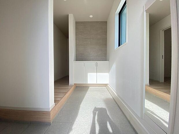 上質感漂う玄関と廊下。居住者の帰り、訪れる方を優しく迎える・安らぎに満ちた生活空間を予感させてくれます。(撮影日2026年9月撮影)