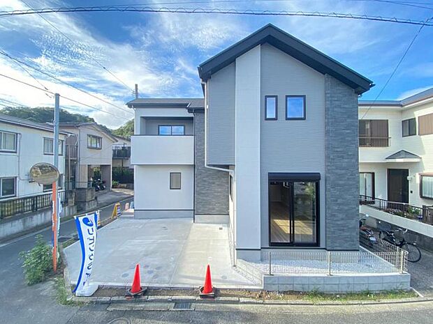 主張し過ぎないシャープなフォルムで佇む邸宅は、完成形の姿を見せてくれます。(撮影日2026年9月撮影)
