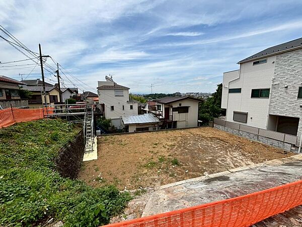 まだ更地ですが、現地で広さのご体感ができます。図面と合わせてご説明しますので、お気軽にお問い合わせください。（2026年6月撮影）