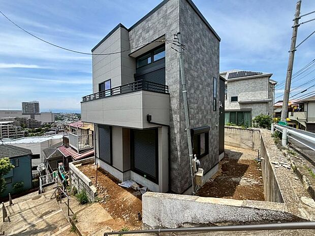 外観の美しさだけでなくそこに住まうご家族様の心地良さを最優先しています。（2026年6月撮影）