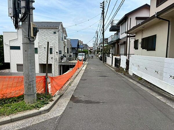 前面道路は約4ｍございます。毎日のお車の出し入れもストレスなく行えます。（2026年6月撮影）