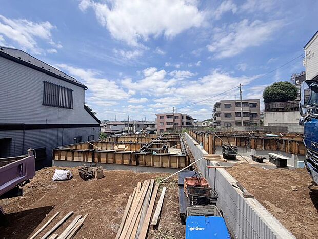 完成前の状態をご覧頂くことで、隣接した環境をしっかりとご確認頂けます。（2026年6月撮影）