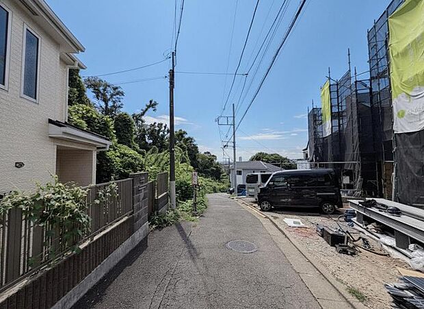 現地の状態をご覧いただくことで、隣接した環境をしっかりとご確認いただけます。(2026年8月撮影)