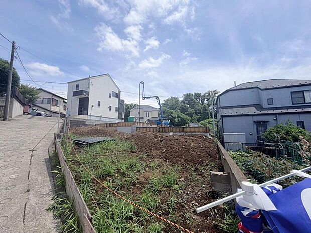 現地の状態をご覧いただくことで、隣接した環境をしっかりとご確認いただけます。（2026年6月撮影）