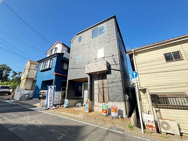 素材の持つ独特な存在感により「永く住み続ける住まい」にふさわしい住宅が完成しました。(2026年7月撮影)