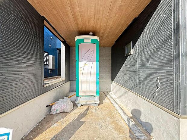 玄関につながる駐車スペースなので、重い荷物の出し入れの負担を最小限に抑えられます。(2026年7月撮影)