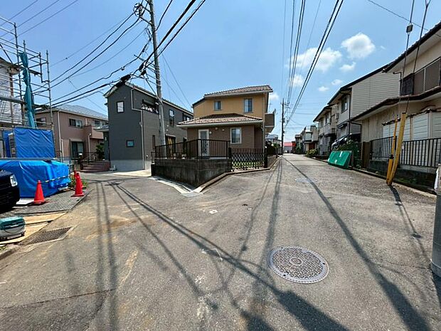 前面道路は約4ｍございますので、毎日のお車の出し入れもストレスなく行えます。（2026年6月撮影）