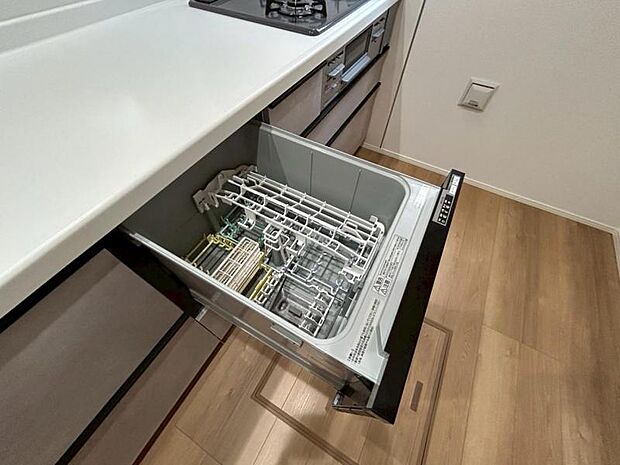 ビルトイン食洗機は、作業台が広く使え、見た目もスッキリ。節水や節電機能も充実して奥様の家事の手助けをしてくれます。