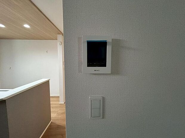 来訪者を鮮明な画像で確認できるTVモニター付インターホン。夜間や天候の悪い日もしっかりとチェック。特に奥様やお子様だけでの在宅が多いご家族は必需品です。録画機能付きなら後からも確認できます。