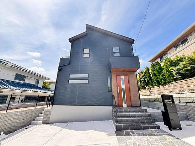 素材の持つ独特な存在感により「永く住み続ける住まい」にふさわしい住宅が完成しました。