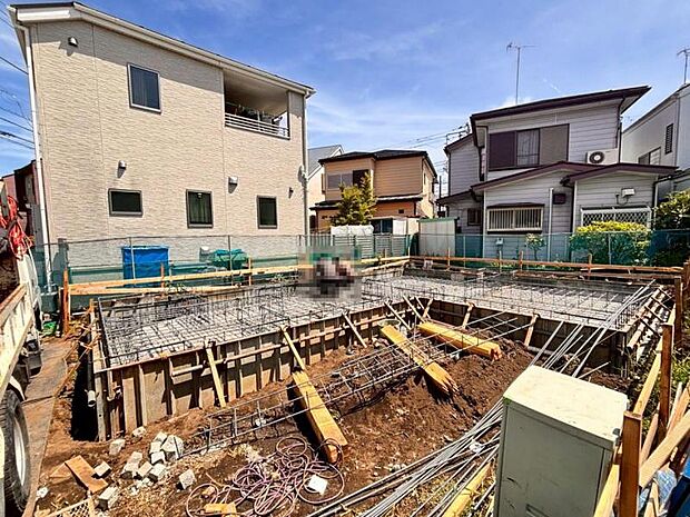 JR東海道線「戸塚」駅までバス14分。「三叉路」停から徒歩4分の立地になります。（2026年6月撮影）
