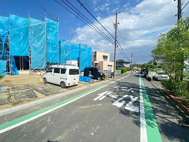 現地に接道する道路は6mのゆったり幅。毎日のお車の出し入れもストレスなく行えます。（2026年5月撮影）