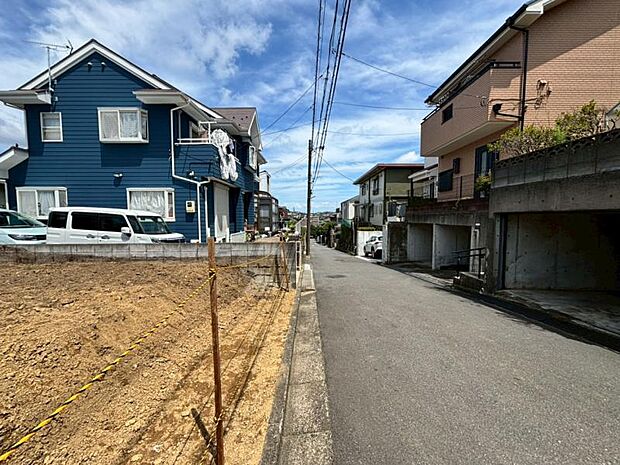 前面道路は約4.5ｍございます。毎日のお車の出し入れもストレスなく行えます。（2026年6月撮影）