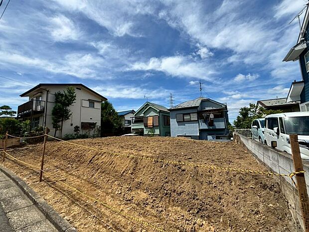 完成前の状態をご覧頂くことで、隣接した環境をしっかりとご確認頂けます。（2026年6月撮影）
